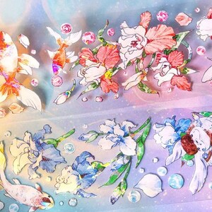 K&ouml;nnte beinhalten: Eine digitale Illustration von Goldfischen und Irisbl&uuml;ten auf hellblauem Hintergrund mit Regenbogeneffekt. Die Goldfische sind orange und goldfarben mit wei&szlig;en Flossen. Die Irisbl&uuml;ten sind blau, wei&szlig; und rosa mit gr&uuml;nen Bl&auml;ttern.