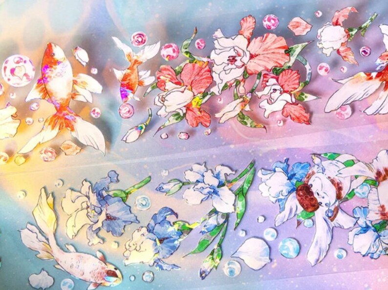K&ouml;nnte beinhalten: Eine digitale Illustration von Goldfischen und Irisbl&uuml;ten auf hellblauem Hintergrund mit Regenbogeneffekt. Die Goldfische sind orange und goldfarben mit wei&szlig;en Flossen. Die Irisbl&uuml;ten sind blau, wei&szlig; und rosa mit gr&uuml;nen Bl&auml;ttern.