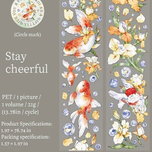 K&ouml;nnte beinhalten: Ein Washi-Tape-Design mit einem sich wiederholenden Muster aus bunten Koi-Karpfen, die zwischen Seerosen und Blasen schwimmen. Der Text "Stay cheerful" ist auf dem Band aufgedruckt. Das Band ist 1,97 Zoll breit und 78,74 Zoll lang.