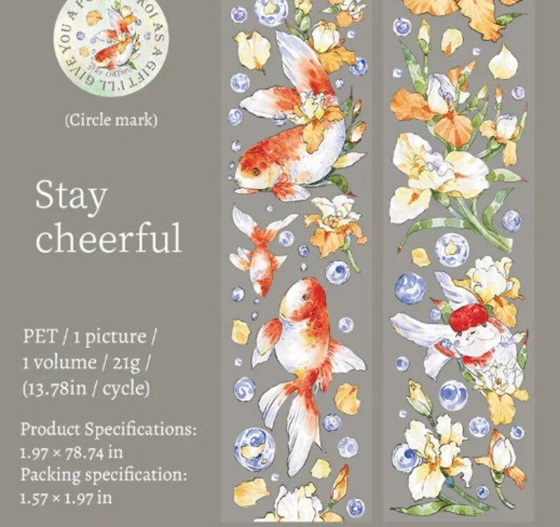K&ouml;nnte beinhalten: Ein Washi-Tape-Design mit einem sich wiederholenden Muster aus bunten Koi-Karpfen, die zwischen Seerosen und Blasen schwimmen. Der Text "Stay cheerful" ist auf dem Band aufgedruckt. Das Band ist 1,97 Zoll breit und 78,74 Zoll lang.