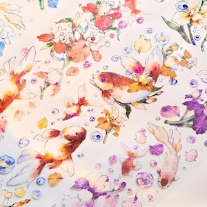 K&ouml;nnte beinhalten: Aquarell-Illustration von Goldfischen, die zwischen zarten Blumen und Blasen schwimmen. Die Goldfische sind orange und wei&szlig; mit flie&szlig;enden Flossen. Die Blumen sind rosa, lila und gelb.