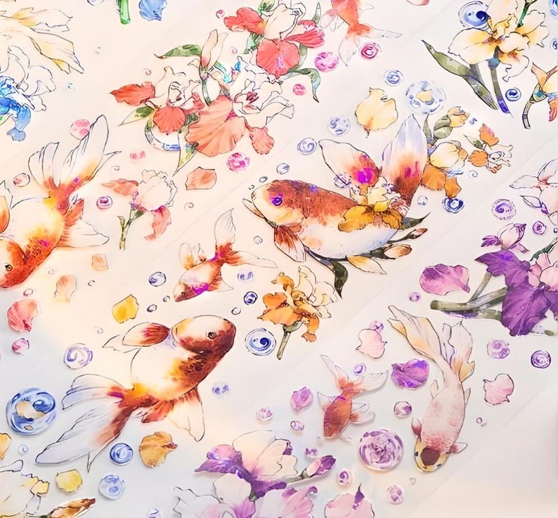 K&ouml;nnte beinhalten: Aquarell-Illustration von Goldfischen, die zwischen zarten Blumen und Blasen schwimmen. Die Goldfische sind orange und wei&szlig; mit flie&szlig;enden Flossen. Die Blumen sind rosa, lila und gelb.