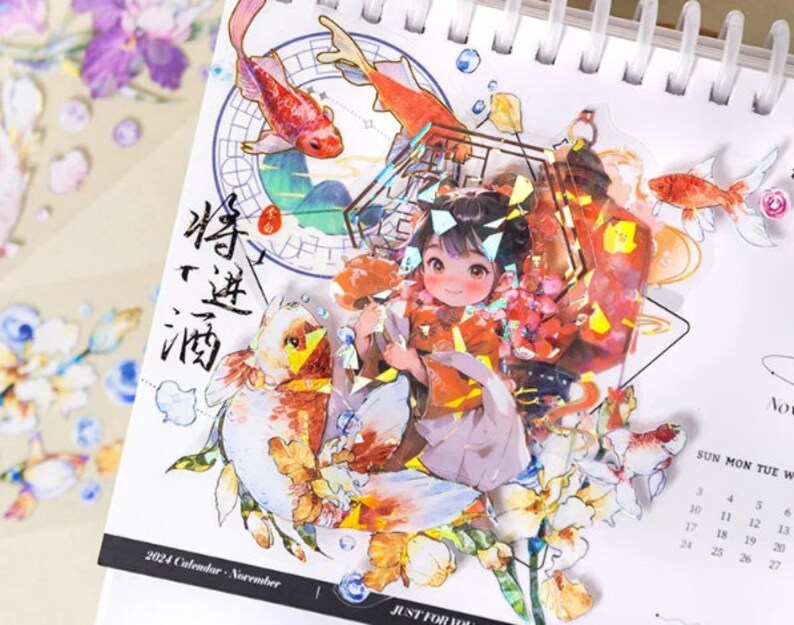 K&ouml;nnte beinhalten: Eine bunte Sticker-Tabelle mit einem M&auml;dchen in einem roten Kleid, Fischen, Blumen und dem Text "将进酒" und "2024 Calendar - November".