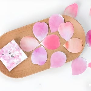 45 autocollants en plastique. Pétales de fleurs roses. Papeterie