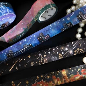 Achtergrondmuziek. Washi-tape. Japans. Goud verijdeld. Nachtelijke horizon. Steden. Wolkenkrabber. Kwallen. Maan.