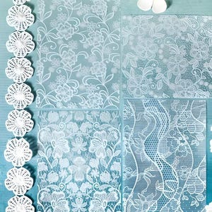 Weiße Spitze, PET-Sticker. Klar und weiß. Retro. Jahrgang. Schreibwaren. 2 umhäkelte weiße Baumwollbänder. Hintergrund. Scrapbooking