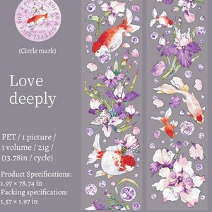 K&ouml;nnte beinhalten: Ein Washi-Tape-Design mit einem sich wiederholenden Muster aus lila und wei&szlig;en Irisbl&uuml;ten, goldenen Fischen und kleinen wei&szlig;en Kreisen. Der Text "You a part of Koi as a gift" befindet sich in einem Kreis oben auf dem Band. Der Text "Love deeply" befindet sich unter dem Kreis. Der Text "PET / 1 picture / 1 volume / 21g / (13.78in / cycle)" befindet sich unter dem Text "Love deeply". Der Text "Product Specifications: 1.97 &times; 78.74 in" befindet sich unter dem Text "(13.78in / cycle)". Der Text "Packing specification: 1.57 &times; 1.97 in" befindet sich unter dem Text "Product Specifications: 1.97 &times; 78.74 in".