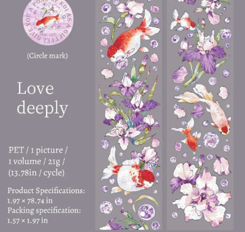 K&ouml;nnte beinhalten: Ein Washi-Tape-Design mit einem sich wiederholenden Muster aus lila und wei&szlig;en Irisbl&uuml;ten, goldenen Fischen und kleinen wei&szlig;en Kreisen. Der Text "You a part of Koi as a gift" befindet sich in einem Kreis oben auf dem Band. Der Text "Love deeply" befindet sich unter dem Kreis. Der Text "PET / 1 picture / 1 volume / 21g / (13.78in / cycle)" befindet sich unter dem Text "Love deeply". Der Text "Product Specifications: 1.97 &times; 78.74 in" befindet sich unter dem Text "(13.78in / cycle)". Der Text "Packing specification: 1.57 &times; 1.97 in" befindet sich unter dem Text "Product Specifications: 1.97 &times; 78.74 in".