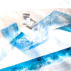 Kristallwasser. Sommertag, PET-Band. Ozean. Blaues Wasser. Strandzeit. Urlaub.