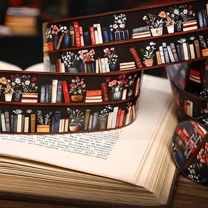 Fita PET e adesivos para estante. Livros. Estante. Plantas. Leitura. Pausa para o café. Cantinho de leitura. Menina.