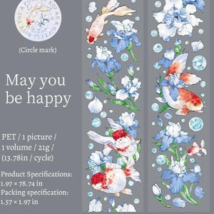 K&ouml;nnte beinhalten: Ein Washi-Tape-Design mit einem sich wiederholenden Muster aus blauen Irisbl&uuml;ten, Goldfischen und wei&szlig;en Blasen auf grauem Hintergrund. Der Text "May you be happy" ist oben auf dem Band gedruckt. Das Band ist 1,97 Zoll breit und 78,74 Zoll lang.