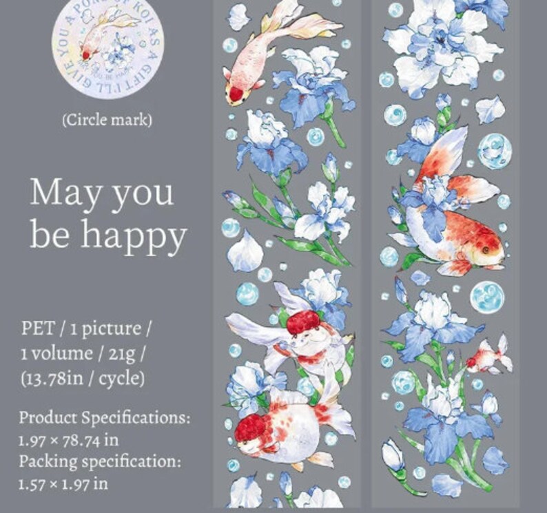 K&ouml;nnte beinhalten: Ein Washi-Tape-Design mit einem sich wiederholenden Muster aus blauen Irisbl&uuml;ten, Goldfischen und wei&szlig;en Blasen auf grauem Hintergrund. Der Text "May you be happy" ist oben auf dem Band gedruckt. Das Band ist 1,97 Zoll breit und 78,74 Zoll lang.
