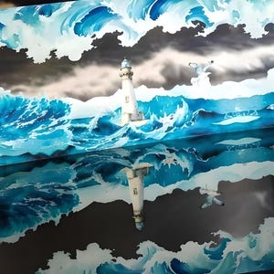 以下が含まれることがあります： 嵐の海に立つ灯台の絵。青い大きな波が灯台を囲むように打ち寄せている。灯台は白く、屋根と頂上の灯籠は黒く塗られている。空は暗く、白い雲が浮かんでいる。絵は下の水に映っている。