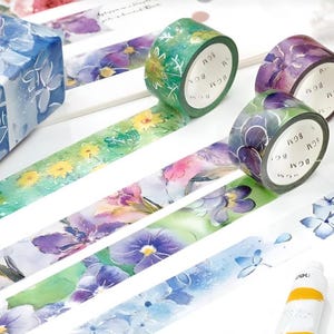 1 rotolo, nastro washi giapponese, marca BGM, in lamina. Serie di fiori acquerellati. Iris. Ortensia. Giglio. Viola del pensiero.