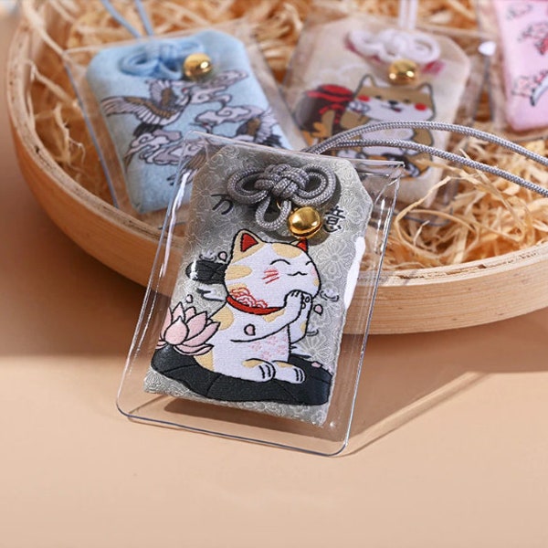 Adorable chat omamori. Amulette japonaise. shintoïste. Bouddhiste. Maneki neko. Chat porte-bonheur. Shibainu.