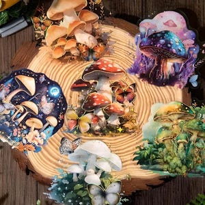 10 autocollants en PET. Champignons. Forêt enchantée. Fantaisie. Des papillons. Feuille d'or