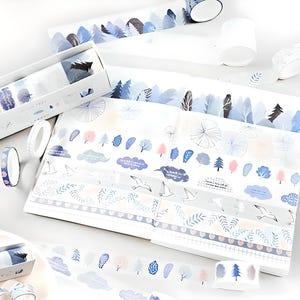 8 blauwe minimalistische tekening van een bos, bomen, abstract patroon, washi-tape vogels, plakband