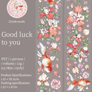 K&ouml;nnte beinhalten: Ein Washi-Tape-Design mit einem sich wiederholenden Muster aus orangefarbenen und rosafarbenen Blumen, gr&uuml;nen Bl&auml;ttern und goldenen Fischen. Der Text "You a Koi as a Gift I'll Give" ist in einem Kreis oben auf dem Band gedruckt. Der Text "Good luck to you" ist unter dem Kreis gedruckt. Das Band ist 5 cm breit und 200 cm lang.