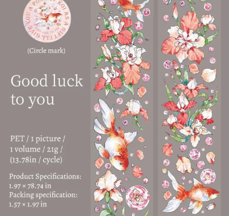 K&ouml;nnte beinhalten: Ein Washi-Tape-Design mit einem sich wiederholenden Muster aus orangefarbenen und rosafarbenen Blumen, gr&uuml;nen Bl&auml;ttern und goldenen Fischen. Der Text "You a Koi as a Gift I'll Give" ist in einem Kreis oben auf dem Band gedruckt. Der Text "Good luck to you" ist unter dem Kreis gedruckt. Das Band ist 5 cm breit und 200 cm lang.
