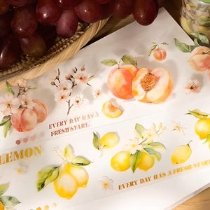6 frutti. Adesivi pretagliati in PET. Cancelleria. Scrapbooking. Limone. Mirtillo. Pera. Pesca. Uva. Mela. Stagioni. Parole. Fiori. Alberi.