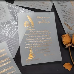 10 ark guld- och silverfolierade velängpapper. Handskrift. Manus. Fjäderpenna. Skrivstil. Scrapbooking-tryck.