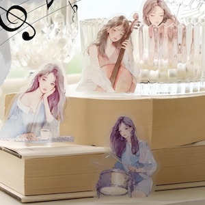 Op de afbeelding: Vier transparante stickers met aquarel illustraties van vrouwen die muziekinstrumenten bespelen. De stickers tonen een vrouw die cello speelt, een vrouw die drums speelt, een vrouw die keyboard speelt en een vrouw die met een kopje koffie zit.