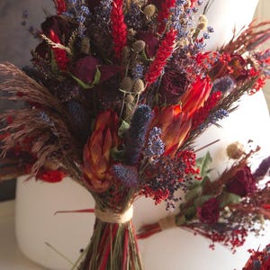 &quot;Rot-Blauer Trockenblumenstrauß &quot;&quot;November&quot;&quot; rustikales Landhaus Dekor (ziemlich groß) mit Lavendel Gräser und Proteas aus Sussex.&quot;