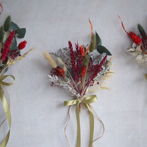 Hochzeit Stuhl Blumen Getrocknete Blume Kirchenbank Dekoration Kirche Dekoration Gang Markierung knallorange wilde Distel und Eukalyptus
