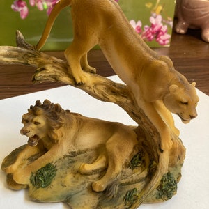 2 Lions figurine beautiful