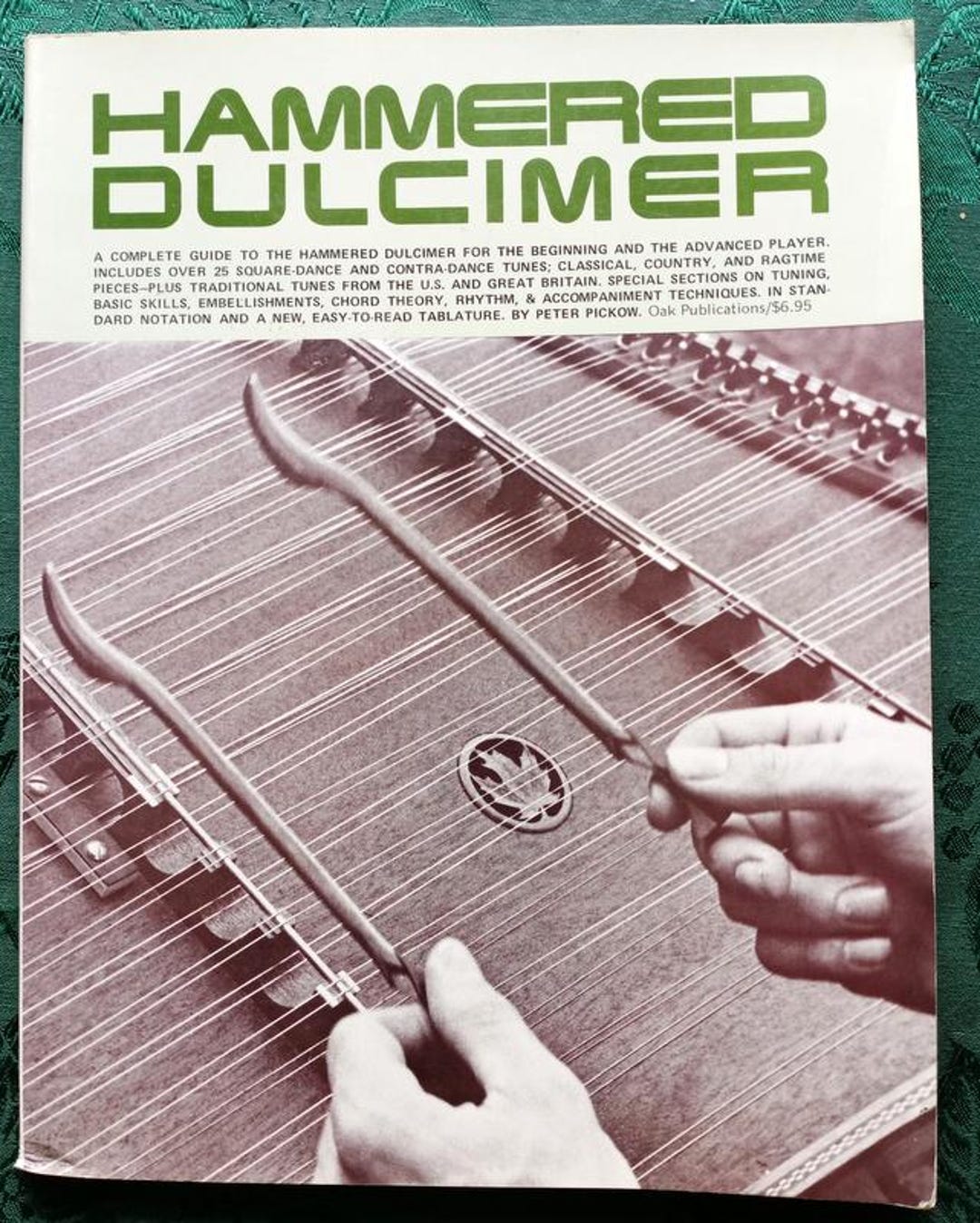 The Guitar Case Chord Book In Full Color: Compact Reference Library