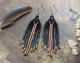 Boucles d'oreilles perles de rocaille franges boucles d'oreilles tribales ⫷(•)⫸ Pythie déesse nature tribal boho tissé à la main esprit indigène perles indiennes frange ethno