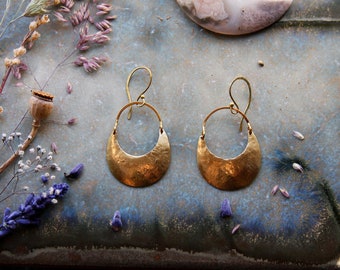Minimalist brass earrings ⫷(•)⫸ Moon earrings •Goddess •Crescent moon •Boho •Celtic •Ethno •Hippie •hammered •Spirit •Wicca •Crescent moon