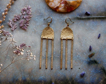 Boucles d'oreilles laiton martelé ⫷(•)⫸ Boucles d'oreilles frange minimaliste bohème déesse esprit nature esprit énergie rustique ethnique style antique