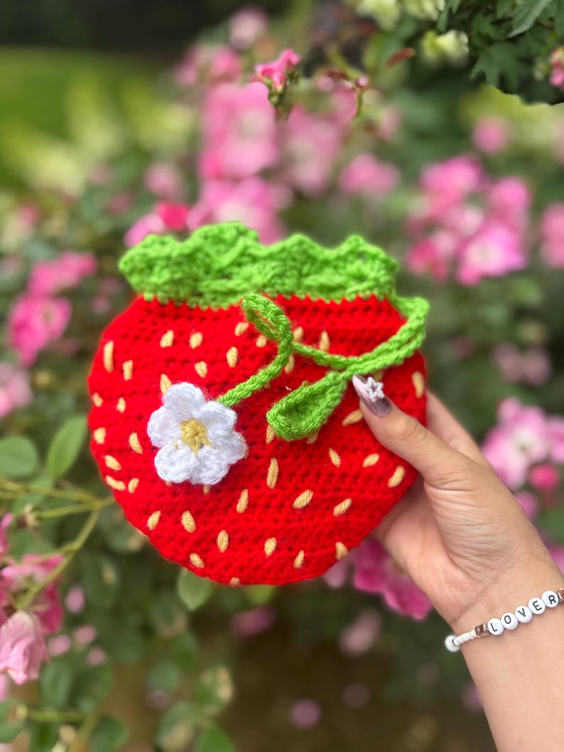 Strawberry Crochet Market Bag – Handmade Foldable Tote, Cute Summer Bag, Fruit Bag, Cottagecore Accessory 画像 2