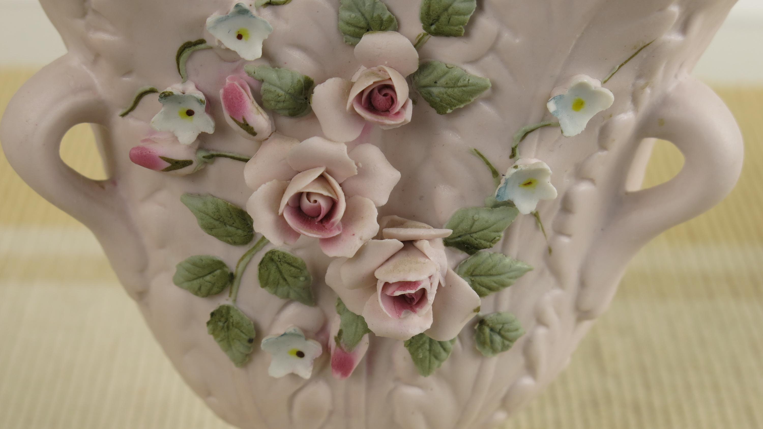 ヴィンテージピンクの花瓶：3Dフラワー、キッチュな三角形のデザイン