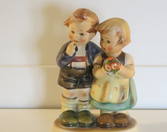 Figurine Hummel Goebel « We Congratulate » garçon et fille avec des fleurs 1952