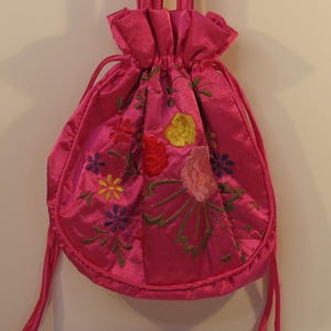 Preciosa cartera vintage con cordón de estilo kimono de Japón con un bonito patrón floral cosido a mano, hecha a mano en Japón