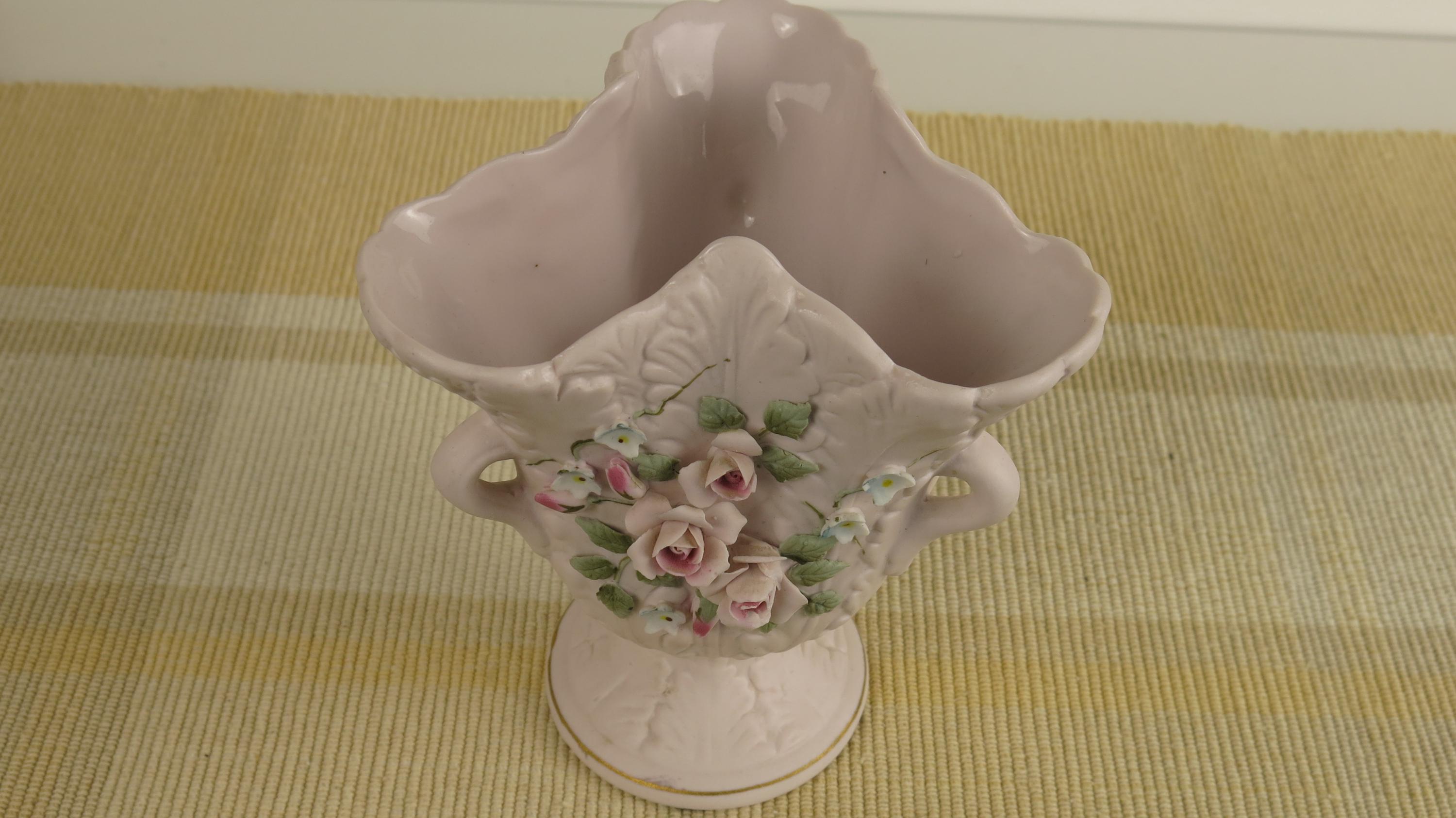 ヴィンテージピンクの花瓶：3Dフラワー、キッチュな三角形のデザイン