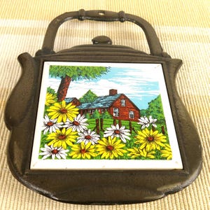 Farmhouse Kitchen / Vintage Metal and Ceramic Tile / Daisy Farm Scene Trivet / Vintage Farm Trivet / Teapot Shaped Ceramic Tile Retro Trivet