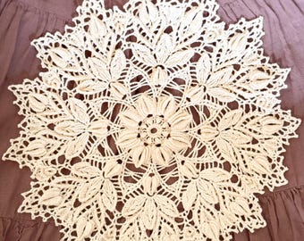 Tapete de ganchillo hecho a mano / Decoración de mesa de encaje de algodón color crema / Centro de mesa de estilo rústico vintage