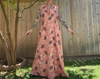 Robe longue rose et grise à imprimé tulipes vintage des années 1970