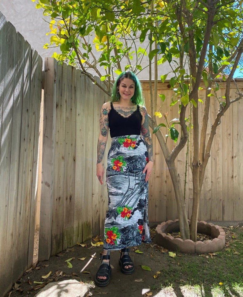 Y2K early 2000’s grey Hawaiian print maxi skirt. Super stretchy material. Grey background with red and orange hibiscus flower print. Long slit up the left side.