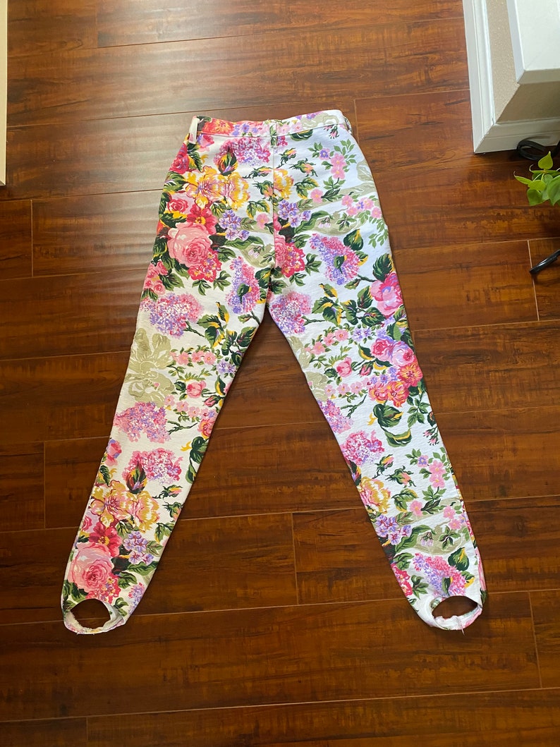 Jeans floreali rosa e bianchi vintage degli anni '90 immagine 5