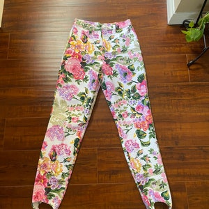 Jeans floreali rosa e bianchi vintage degli anni '90 immagine 4