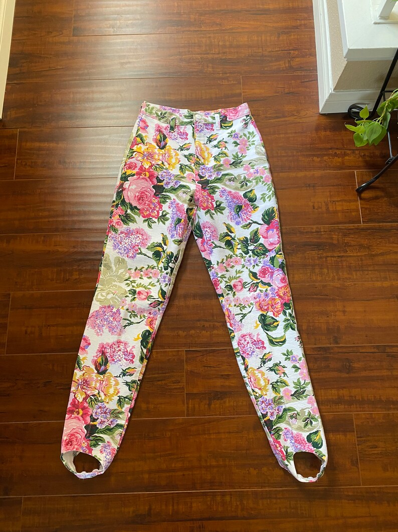 Jeans floreali rosa e bianchi vintage degli anni '90 immagine 4