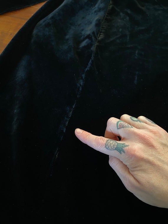 Vintage 1980’s Black Velvet Robe - image 9