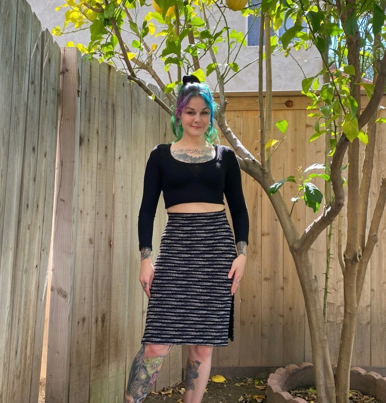 Y2K 2000’s black stretchy pencil skirt with grey and white polka dot stripes. Elastic waist. Open slit up each side. Size small
