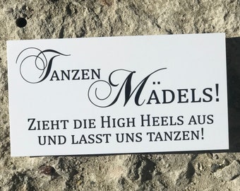Schild "Tanzen Mädels"