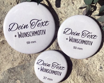 Personalisierte Buttons mit Wunschtext & Motiv – 4 Größen (59 mm, 50 mm, 37 mm und 25 mm)