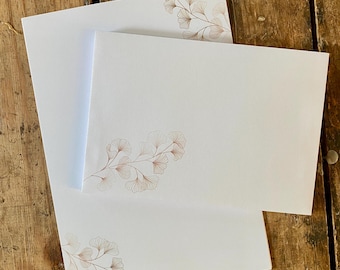 Elegante set di cancelleria con motivo ginkgo: scrittura elegante con attenzione ai dettagli